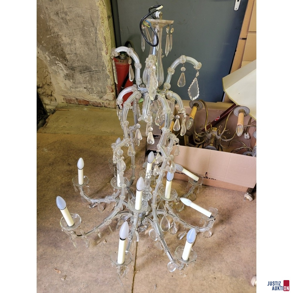alter Kronleuchter mit Glaselementen