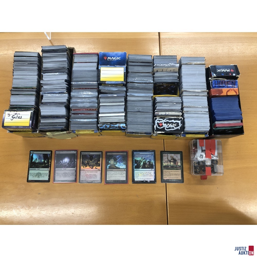 Box mit diversen Sammelkarten „MAGIC The Gathering“