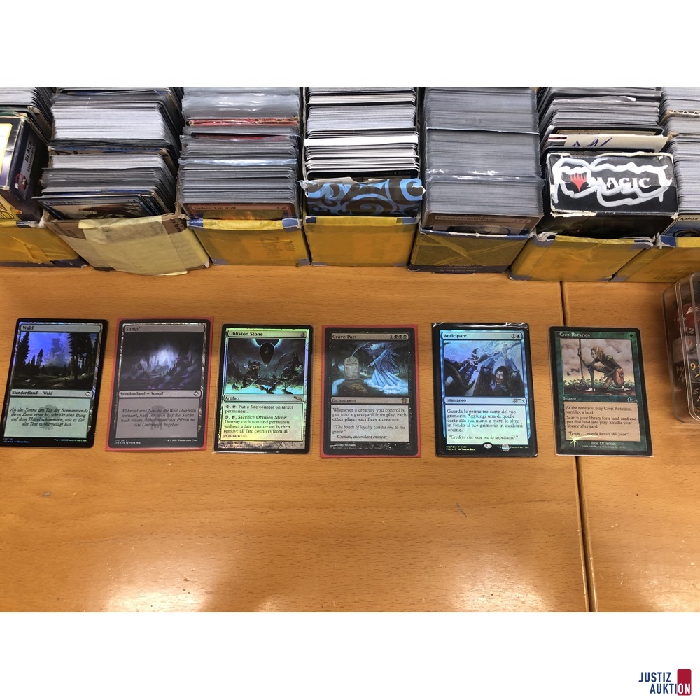 Box mit diversen Sammelkarten „MAGIC The Gathering“