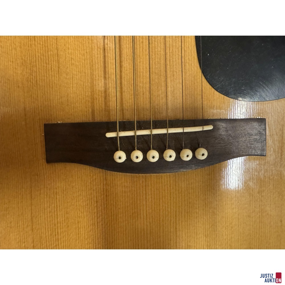 Akustische Gitarre der Marke C&period; Ciant