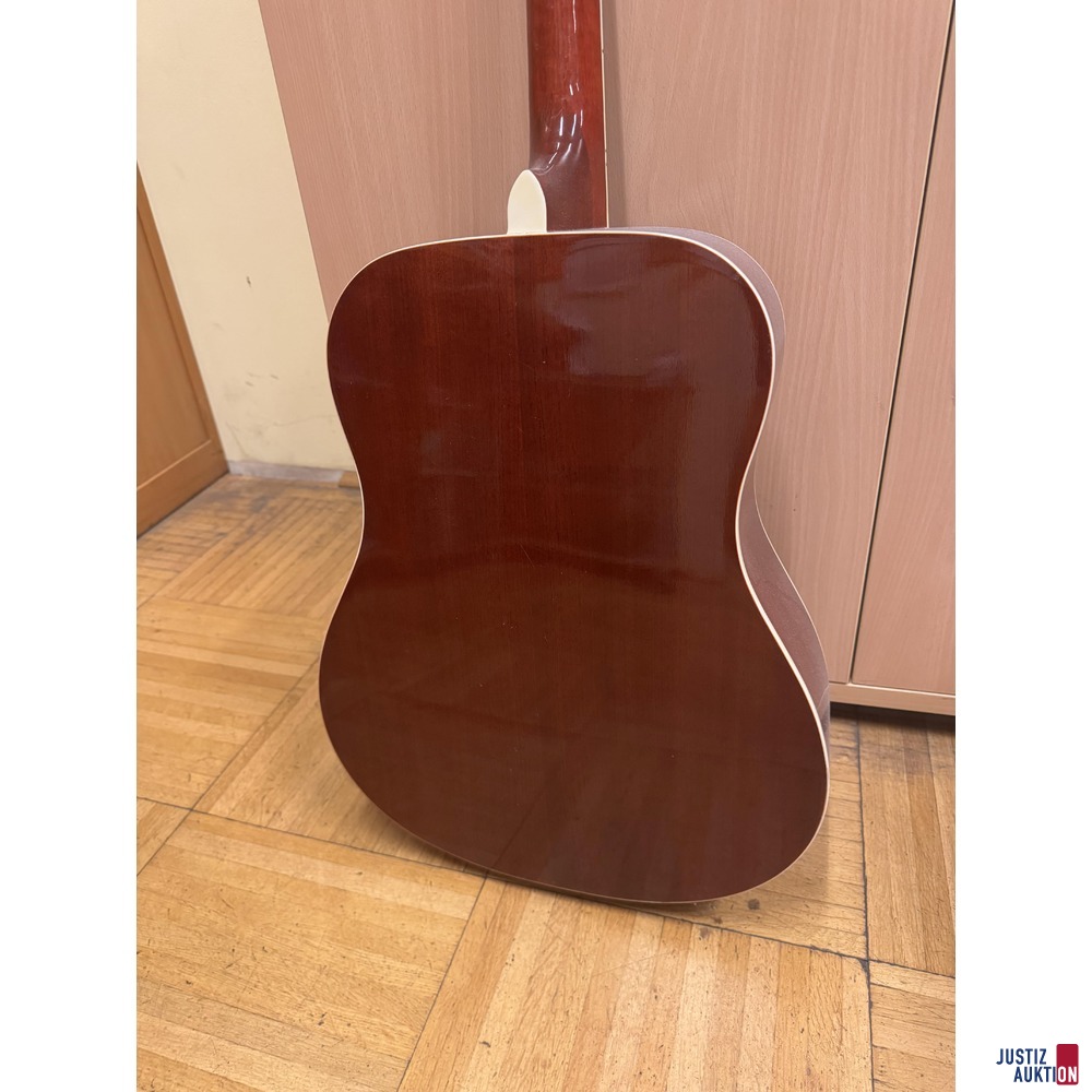 Akustische Gitarre der Marke C&period; Ciant