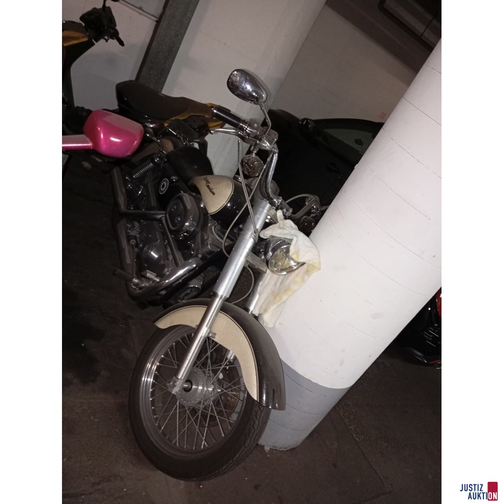 2 Bilder der Harley von vorne bzw. von der Seite.