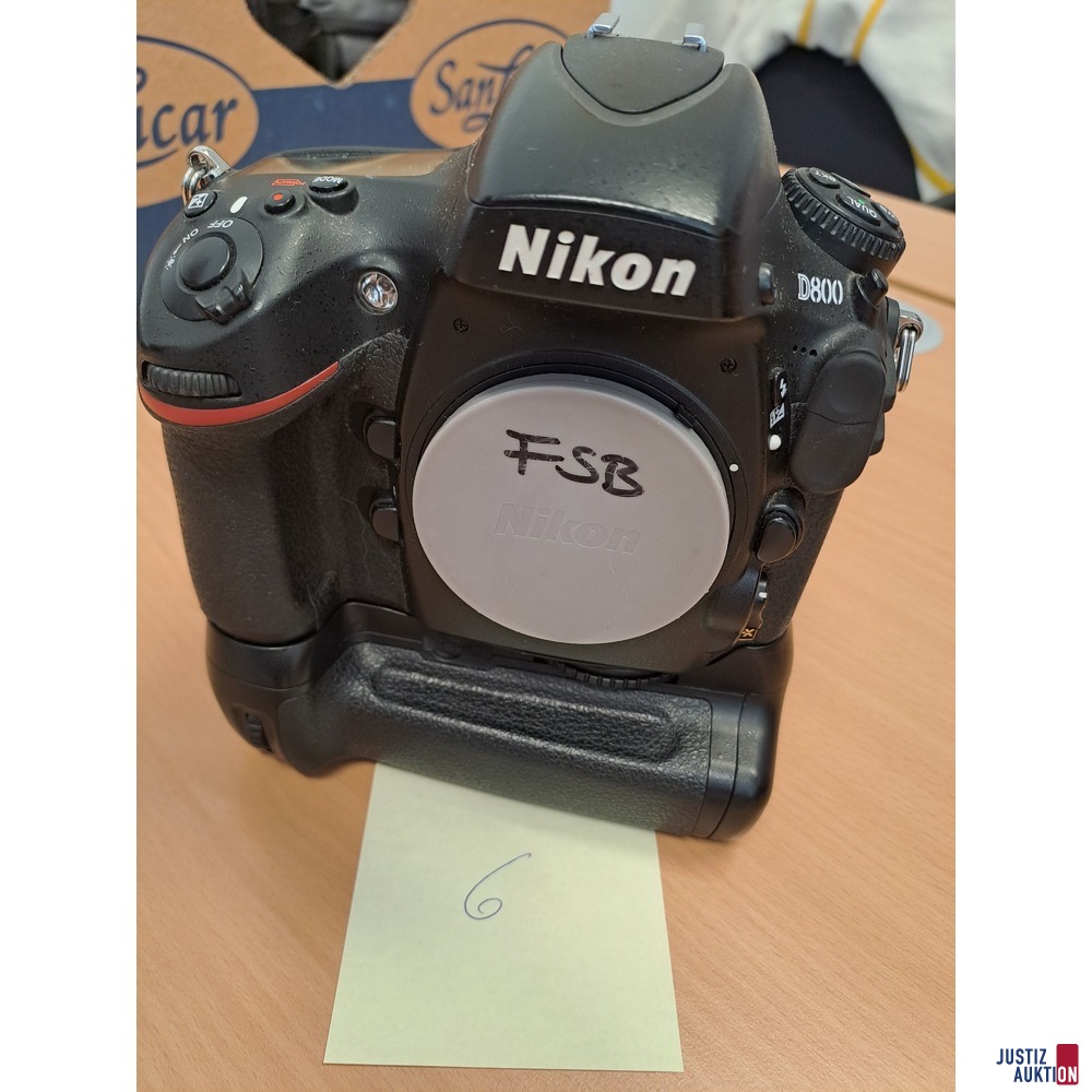 Nikon D800 SDLR mit Batteriegriff Pixel