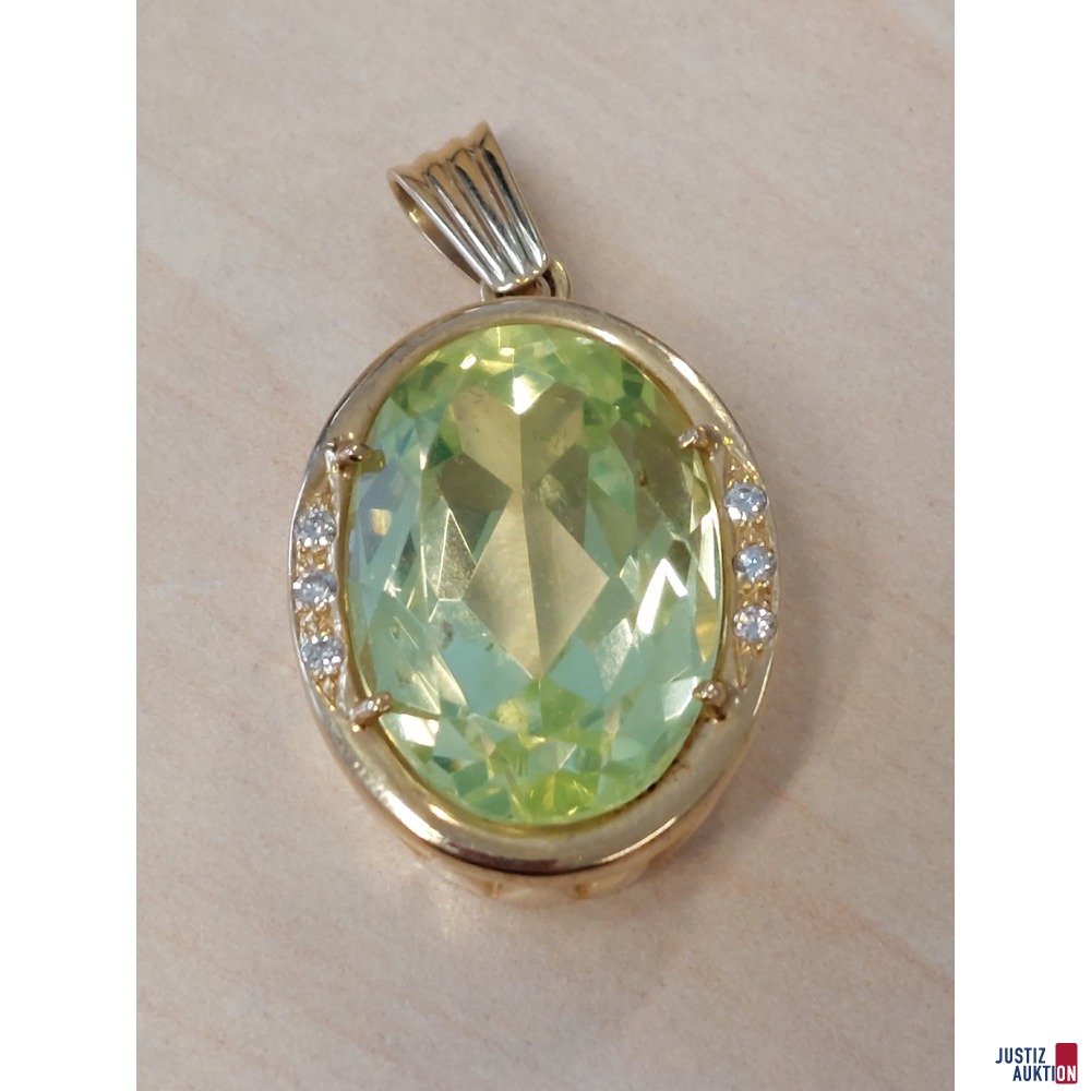 Ovaler Anhänger mit grünem Schmuckstein