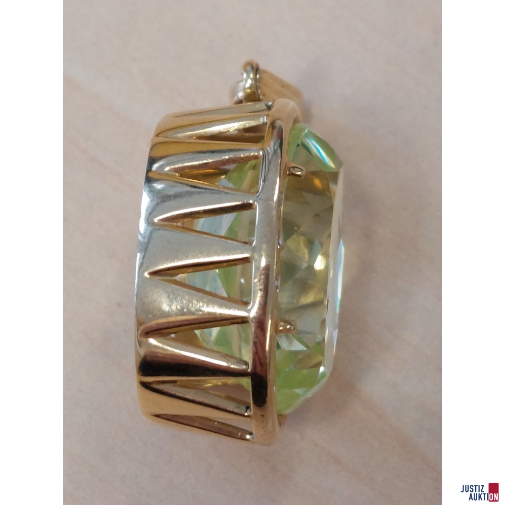 Ovaler Anhänger mit grünem Schmuckstein