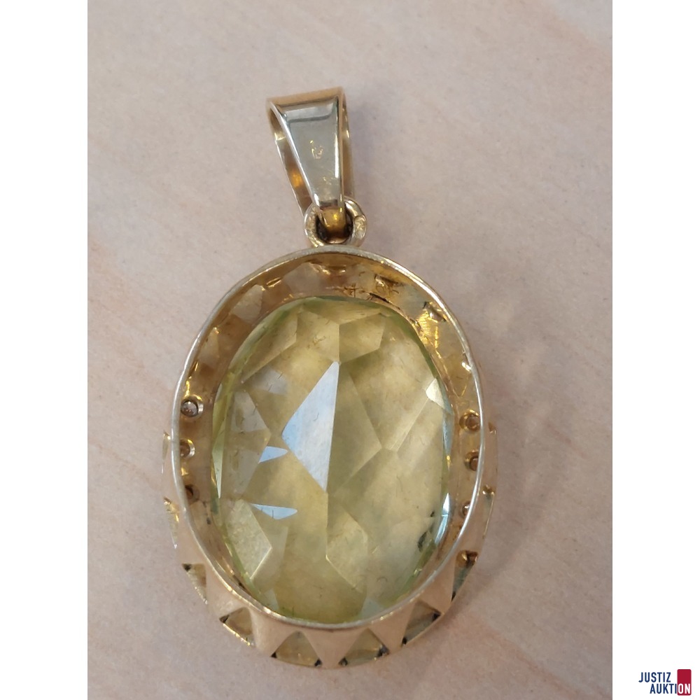 Ovaler Anhänger mit grünem Schmuckstein