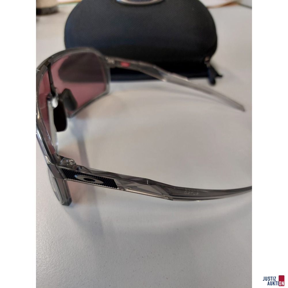 Sonnenbrille der Marke Oakley Sutro