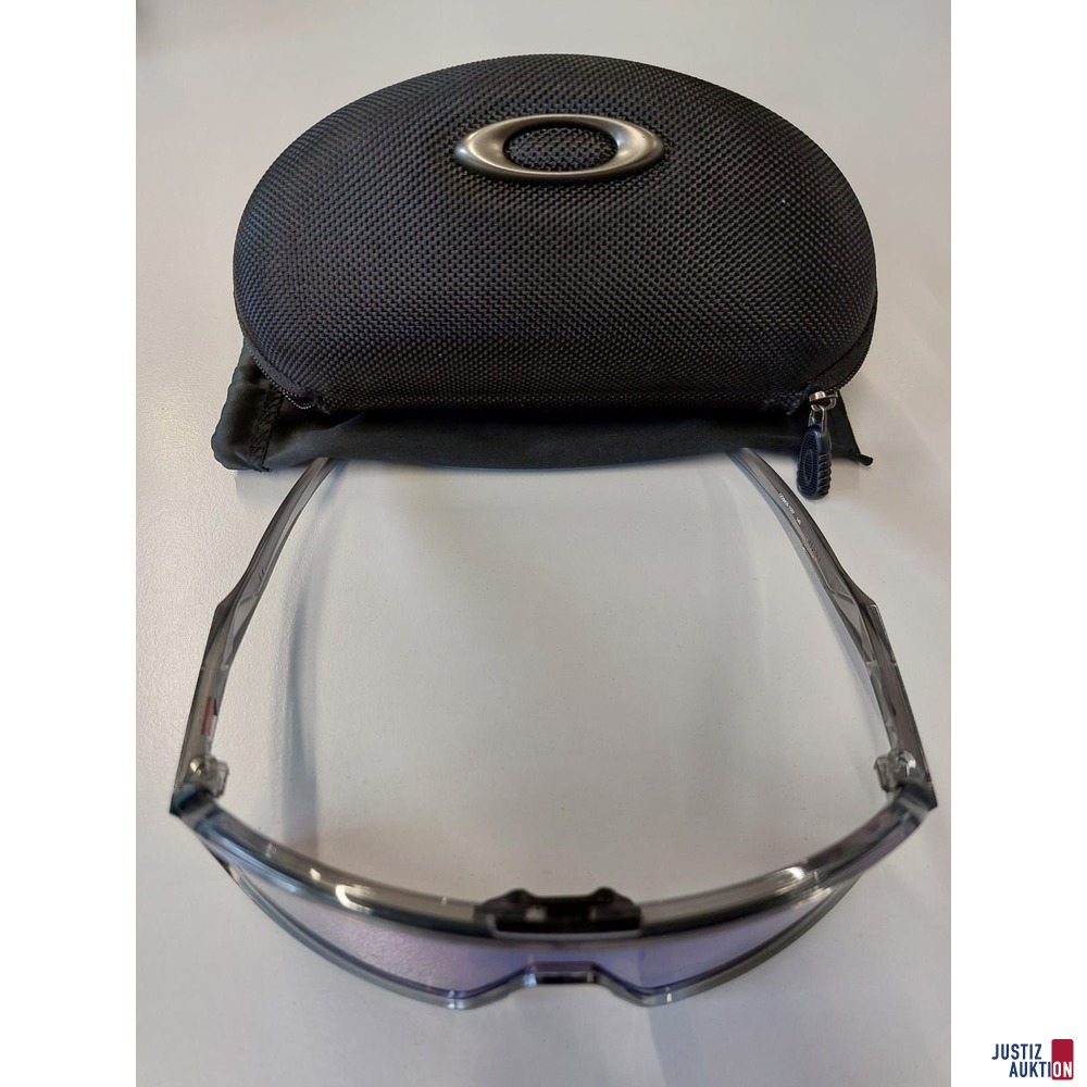 Sonnenbrille der Marke Oakley Sutro