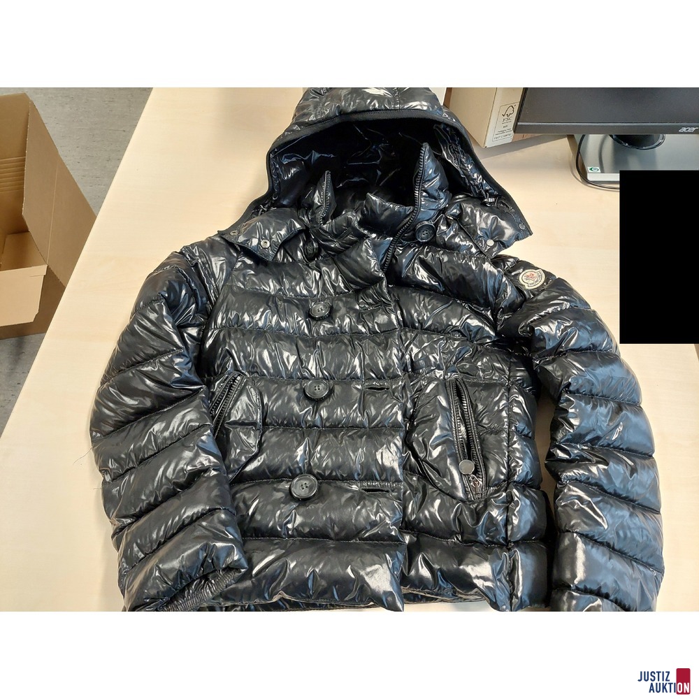 Damenjacke der Marke Moncler &ndash; Giubbotto Farbe&colon; schwarz gl&auml;nzend&comma; Gr&period; 2 ein Teil der Kn&ouml;pfe fehlt