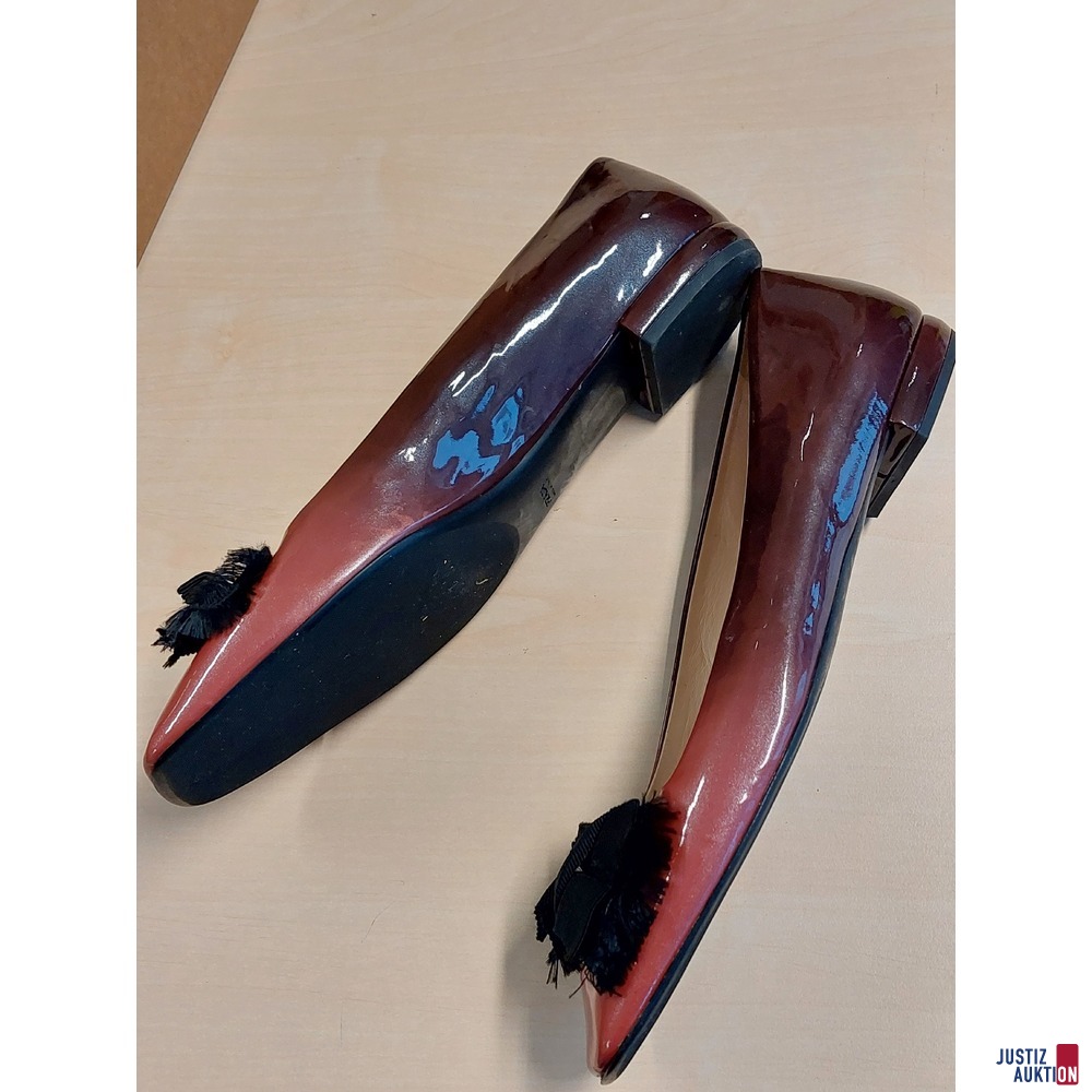 Schuhe der Marke Prada Ballerins&comma; Farbe Burgundi Gr&period; 42 getragen