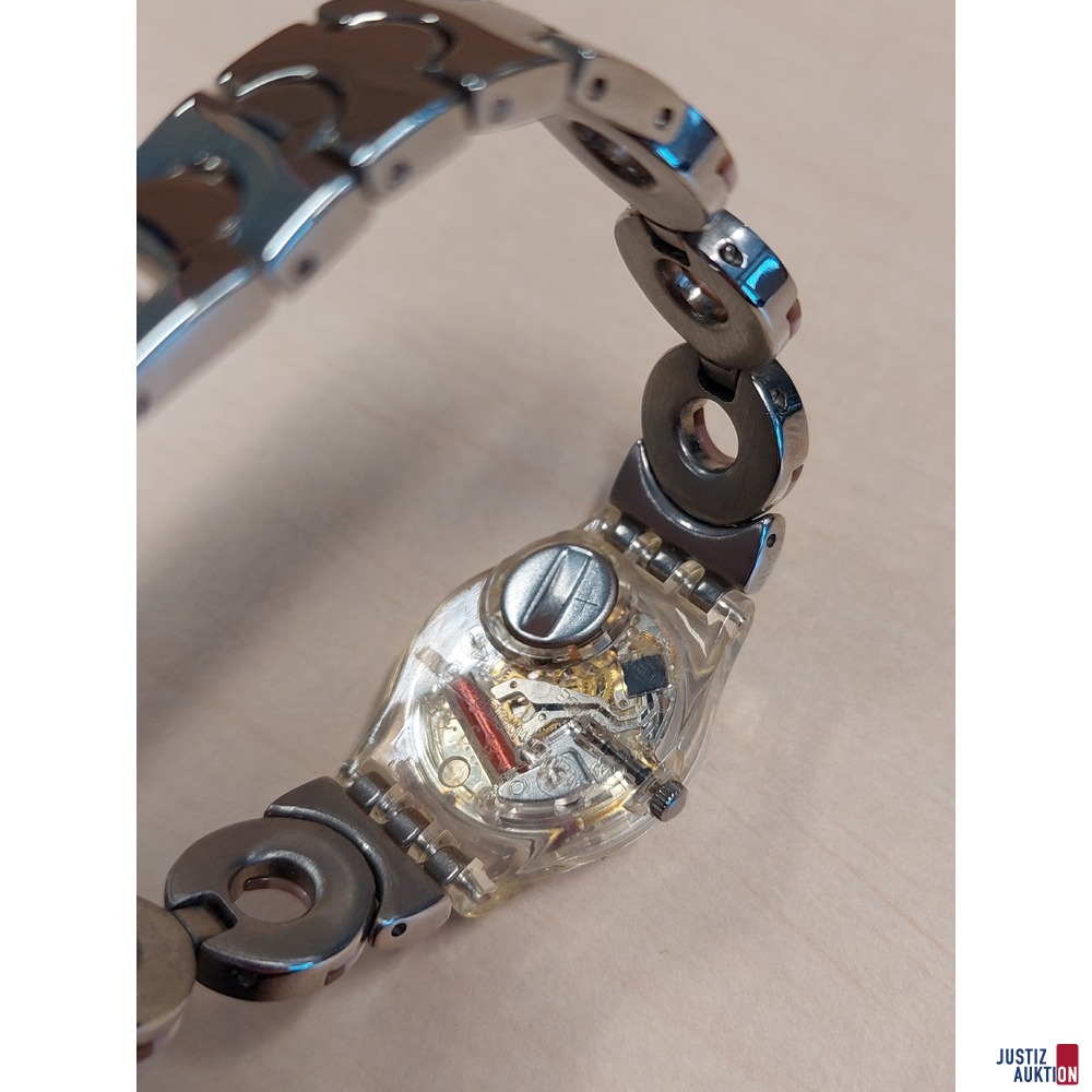 Damenarmbanduhr der Marke Swatch Geh&auml;usedurchmesser&colon; 25mm Uhrwerk&colon; Quarz Zustand&colon; Uhr steht&comma; Batterie leer&comma; ohne Gew&auml;hr auf Dauerfunktion