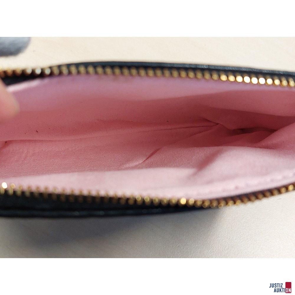 Minit&auml;schchen der Marke Louis Vuitton Farbe&colon; schwarz&comma; mit Zipp - Gebrauchsspuren vorhanden