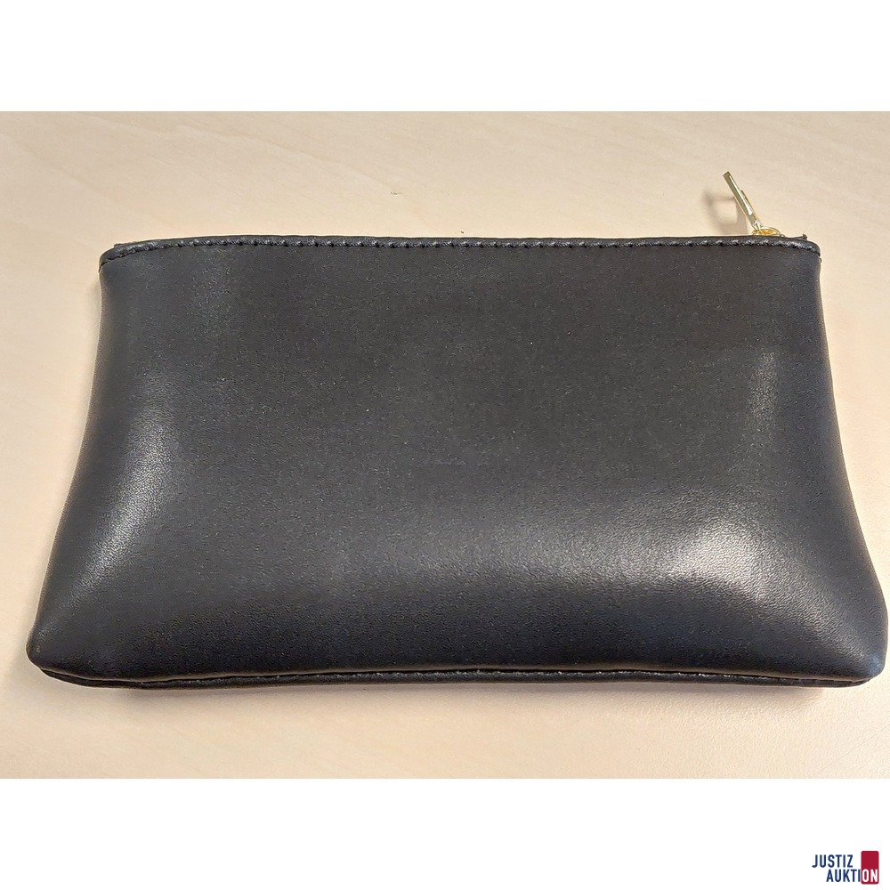 Minit&auml;schchen der Marke Louis Vuitton Farbe&colon; schwarz&comma; mit Zipp - Gebrauchsspuren vorhanden