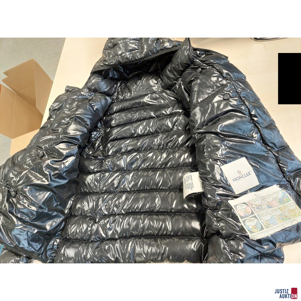 Damenjacke der Marke Moncler &ndash; Giubbotto Farbe&colon; schwarz gl&auml;nzend&comma; Gr&period; 2 ein Teil der Kn&ouml;pfe fehlt