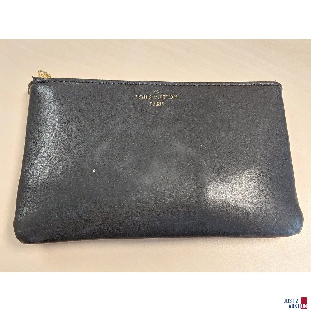 Minit&auml;schchen der Marke Louis Vuitton Farbe&colon; schwarz&comma; mit Zipp - Gebrauchsspuren vorhanden