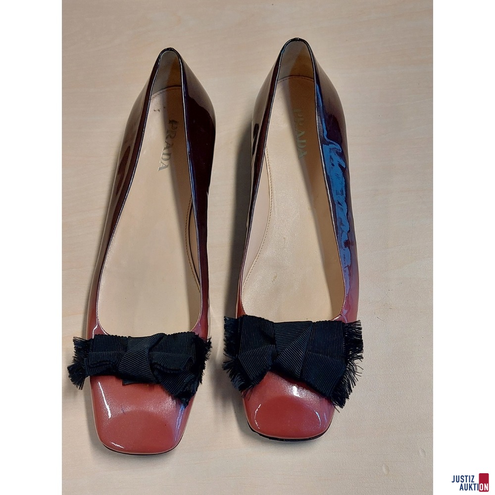 Schuhe der Marke Prada Ballerins&comma; Farbe Burgundi Gr&period; 42 getragen