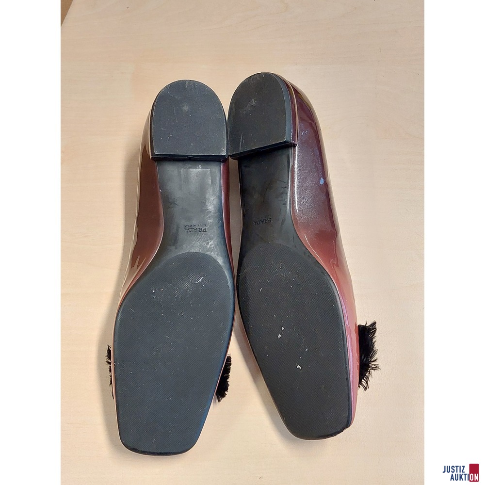 Schuhe der Marke Prada Ballerins&comma; Farbe Burgundi Gr&period; 42 getragen