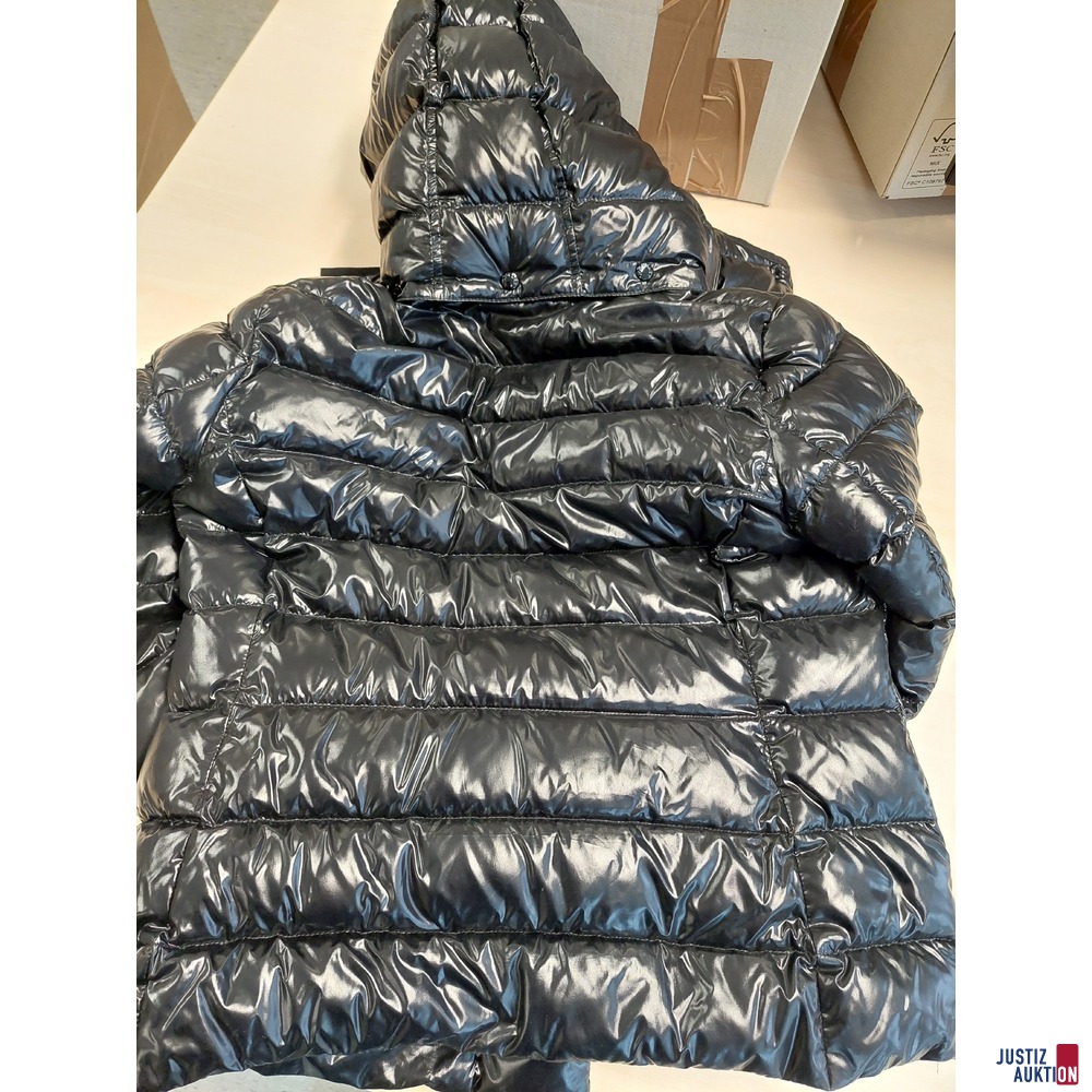Damenjacke der Marke Moncler &ndash; Giubbotto Farbe&colon; schwarz gl&auml;nzend&comma; Gr&period; 2 ein Teil der Kn&ouml;pfe fehlt