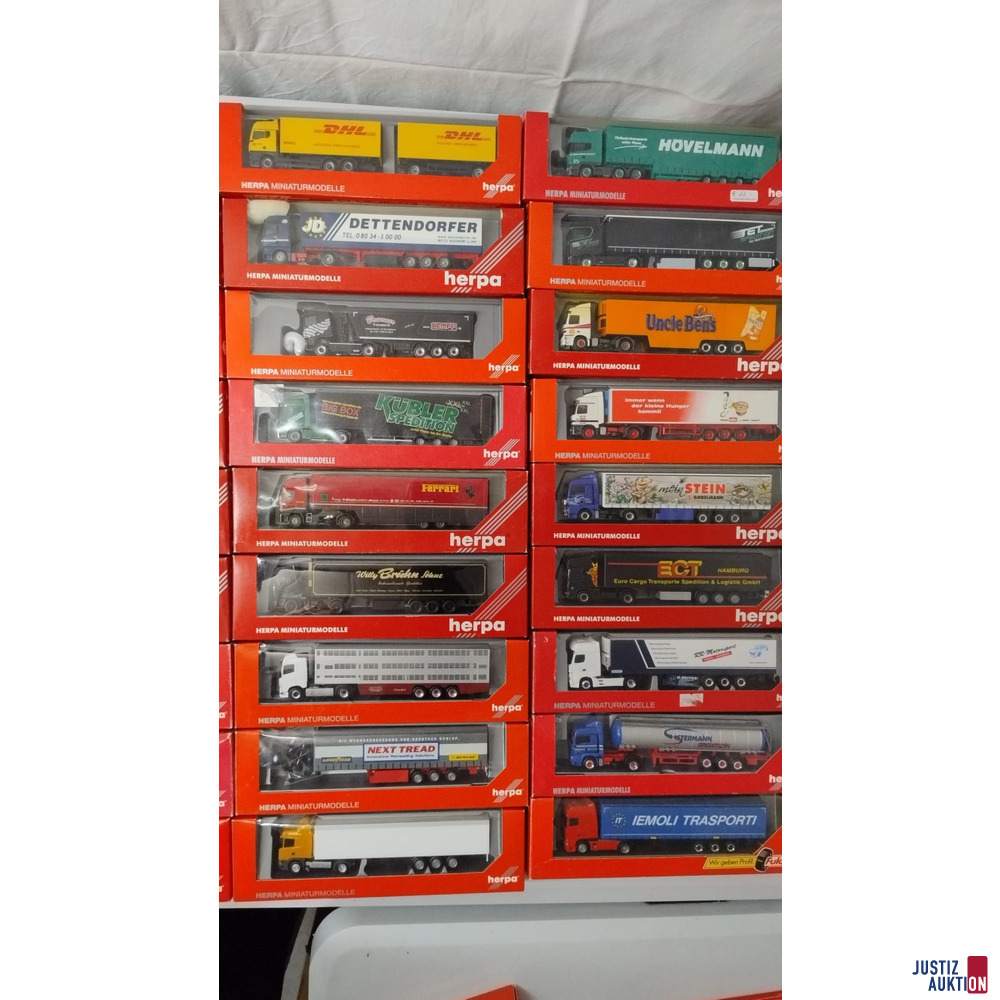 18 Trucks in roten Schachteln