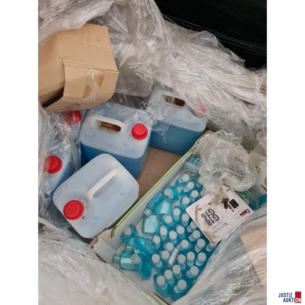 verschiedene Beh&auml;ltnisse mit Desinfektionsmittel