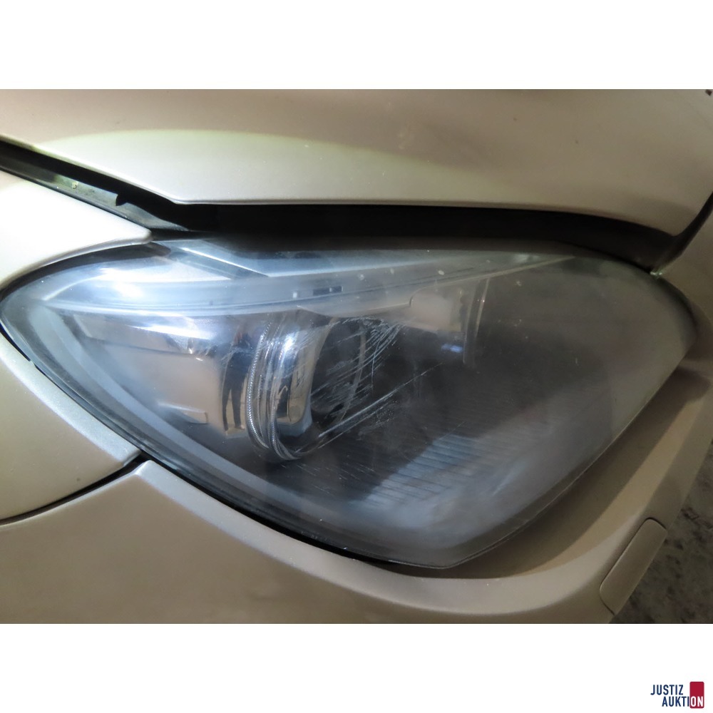 Scheinwerfer vorne rechts verschrammt