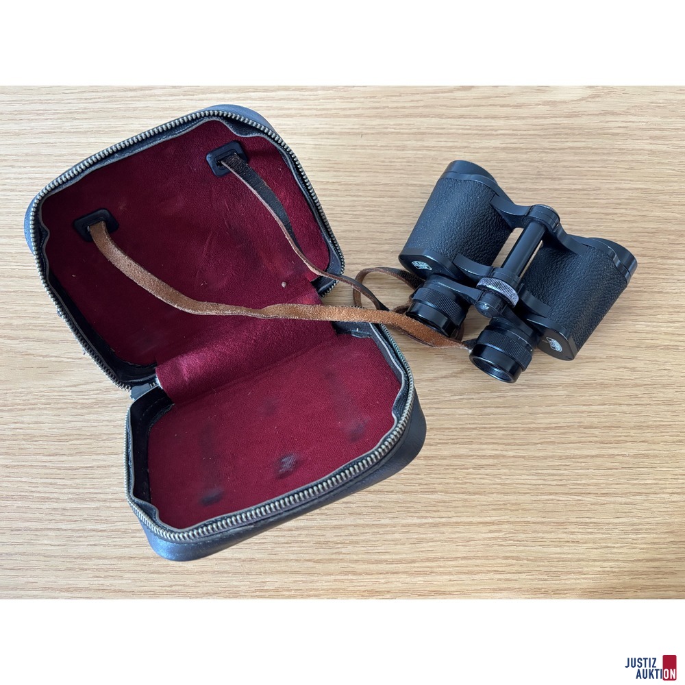 Fernglas und geöffnete Tasche