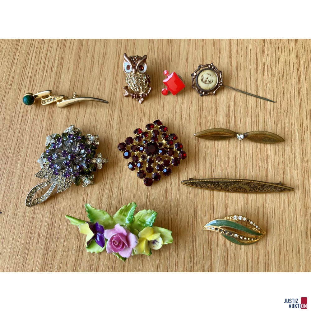 7 Broschen und 3 Anstecknadeln