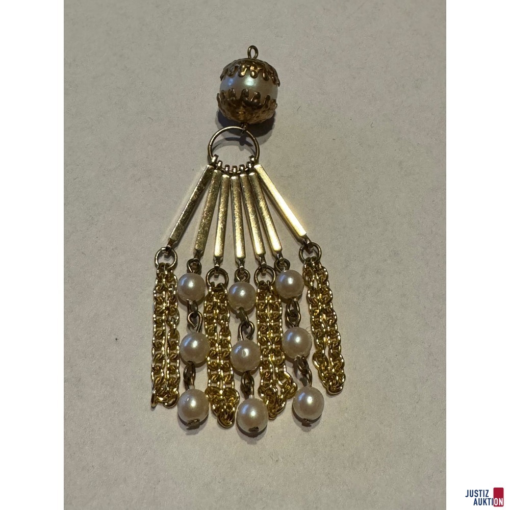 Goldfarben mit Perlen