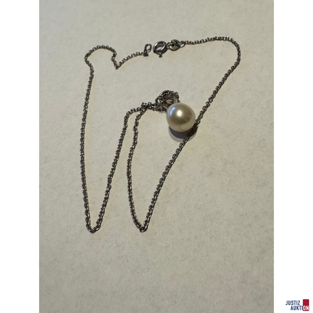Silberfarbene Kette mit Perlenanh&auml;nger