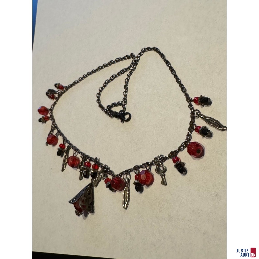 Anthrazitfarbene Kette mit Federn&comma; Schl&uuml;sseln&comma;&nbsp;roten Steinen