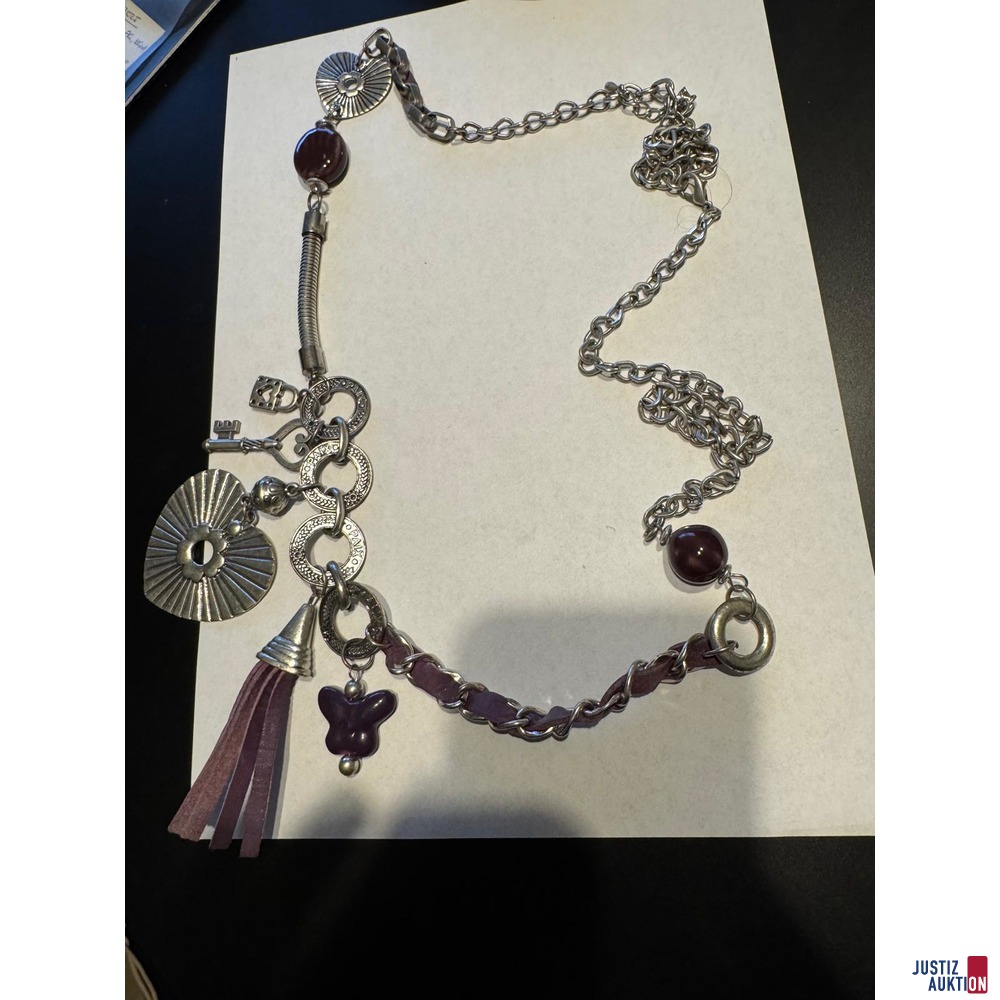 Kette mit roten Lederelementen&comma; roten Perlen und silbernen Anh&auml;ngern