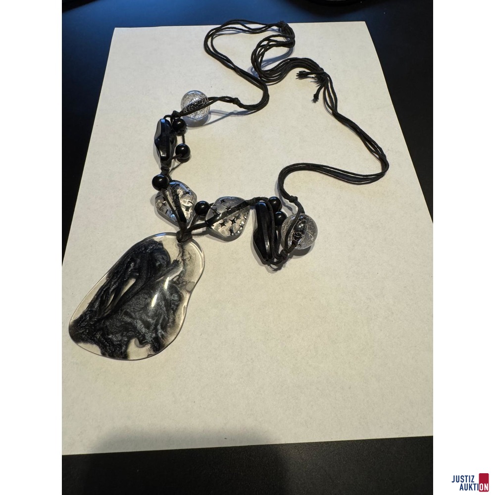 Schwarze Stoffkette mit Acrylanh&auml;ngern