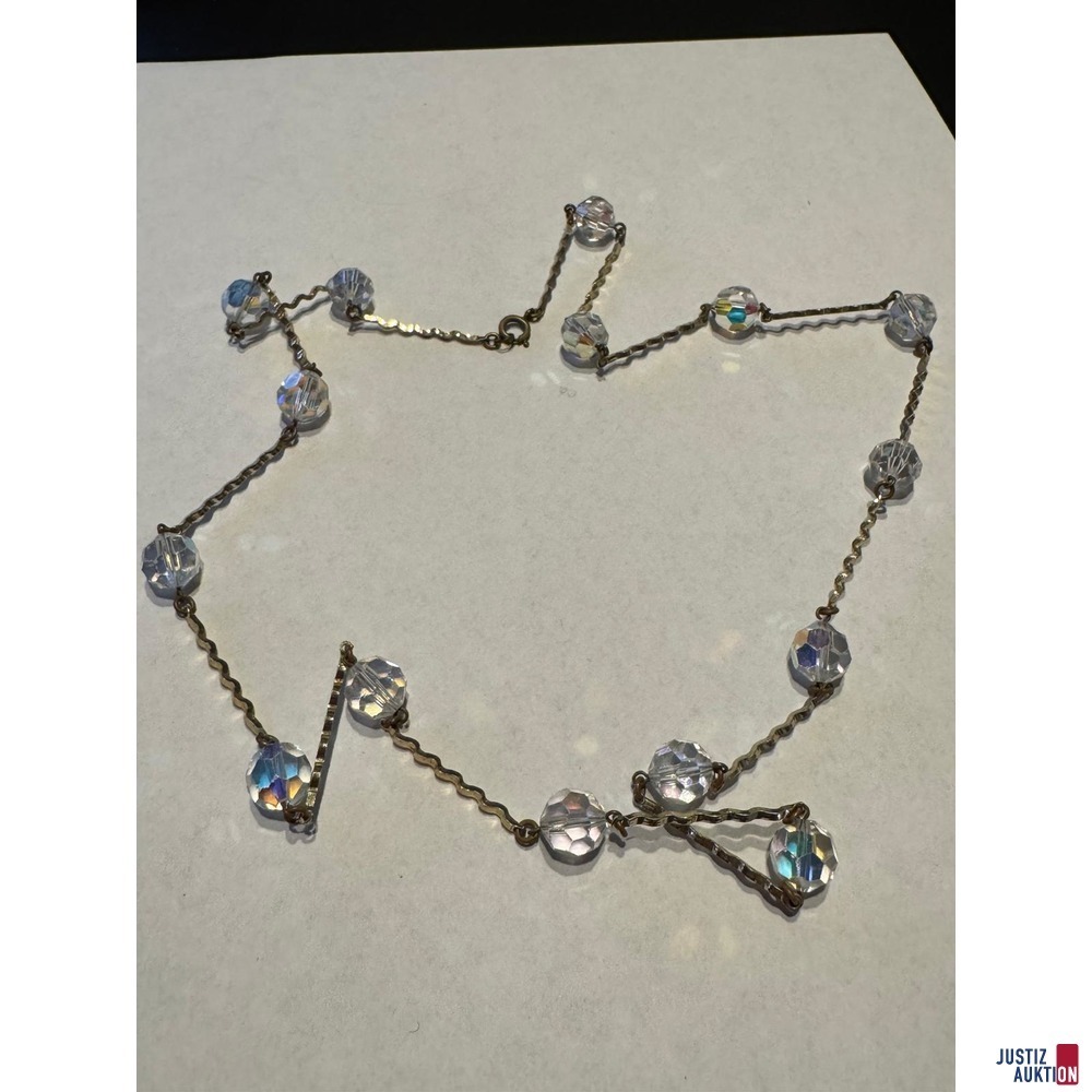 Goldfarbene Gliederkette mit Plastikperlen