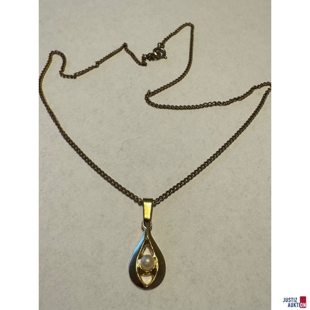 Goldfarbene Kette mit Perlenanh&auml;nger