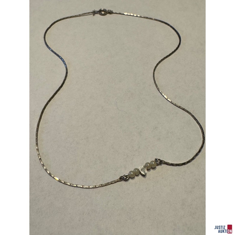 Halskette silberfarben mit kleinen Perlen und Herz