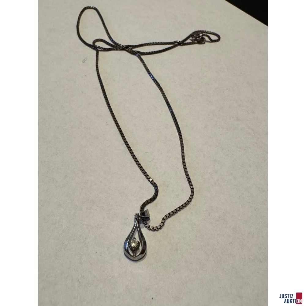 Silberfarbene Kette mit Stein im Tropfen
