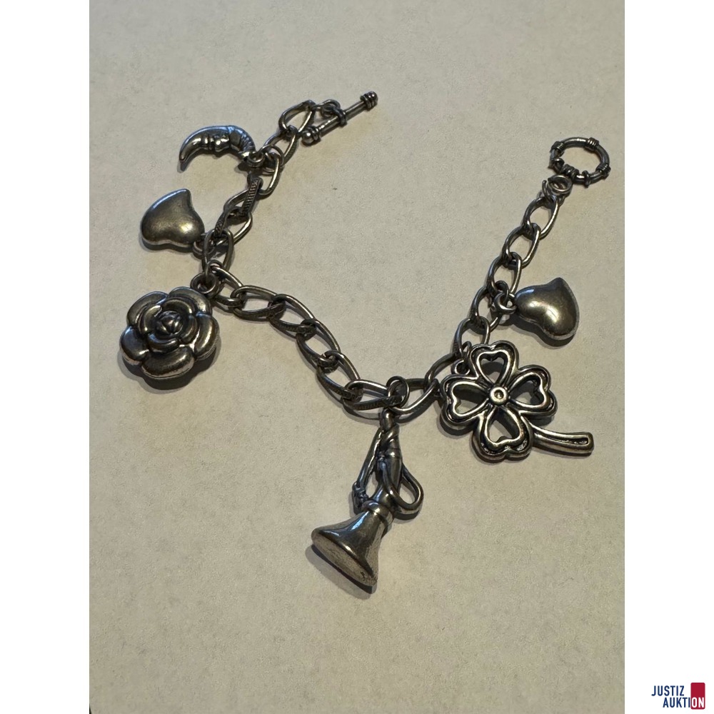 Armband mit silbernen Anh&auml;ngern