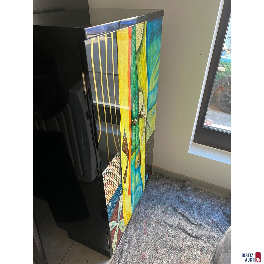 Wohnzimmerschrank mit Weinregal