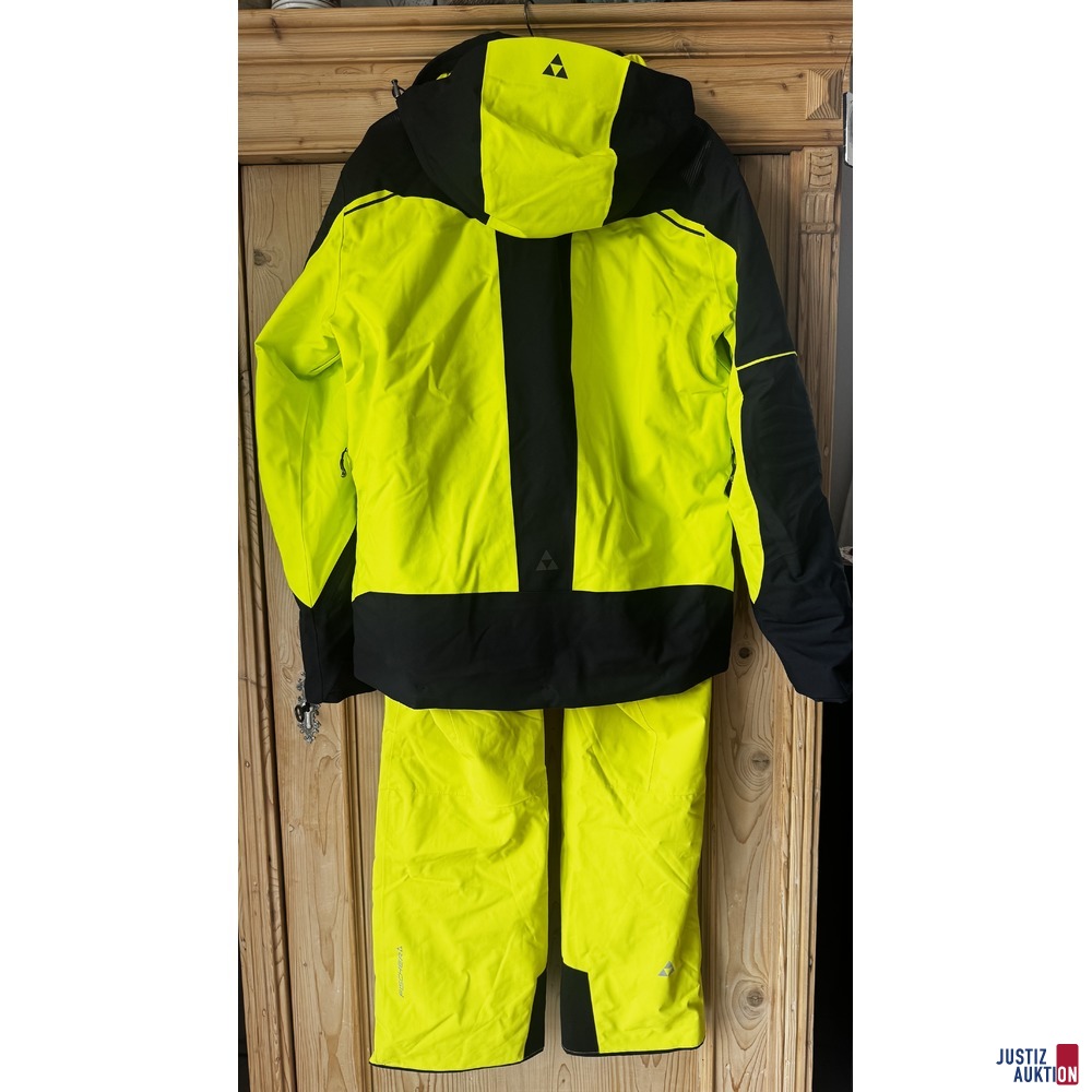 Jacke und Hose hinten