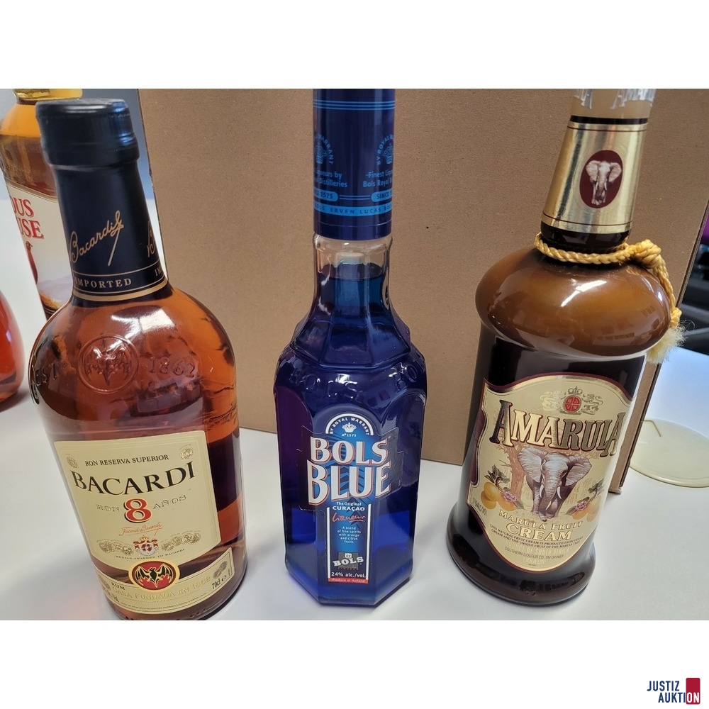  3 Flaschen alkoholhaltiger Getränke