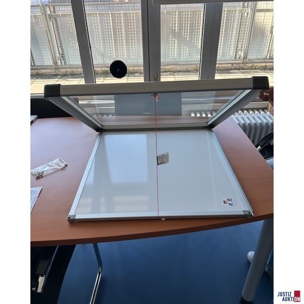 Schaukasten ge&ouml;ffnet