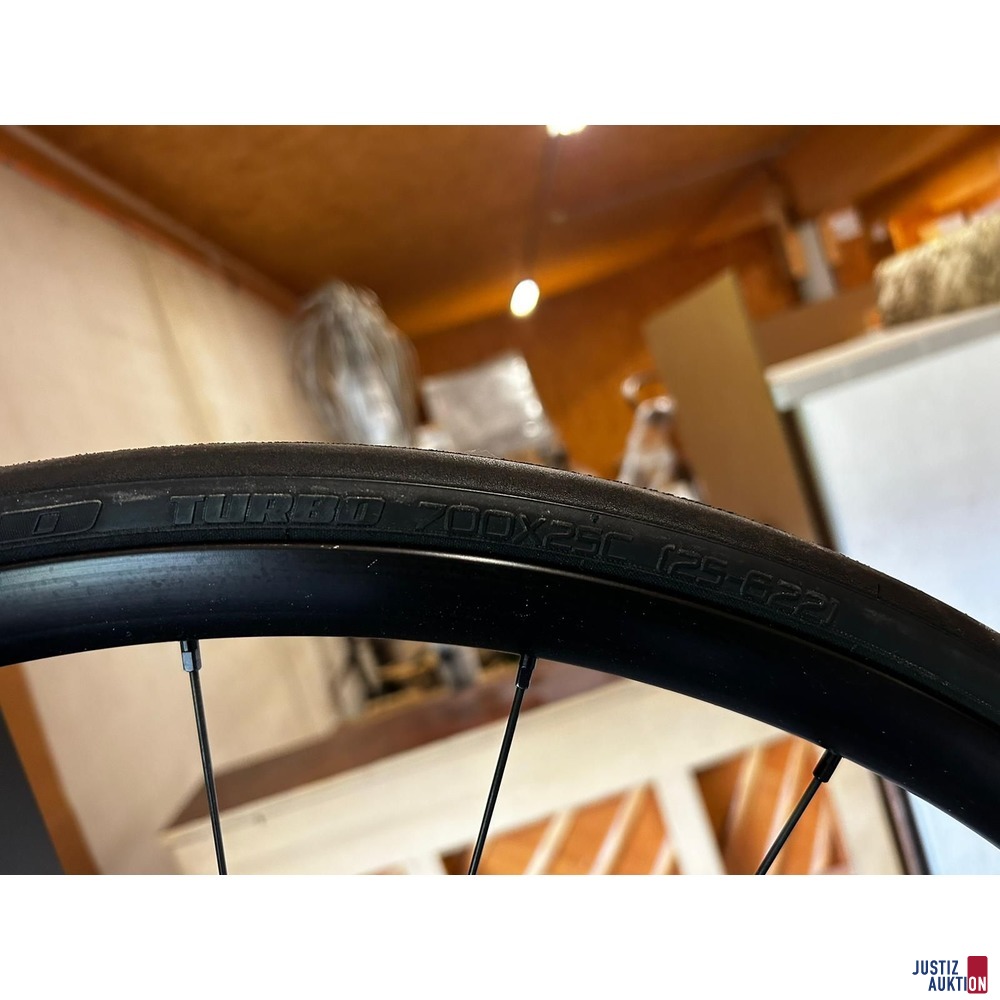 Rennrad Specialized mit Rollentrainer