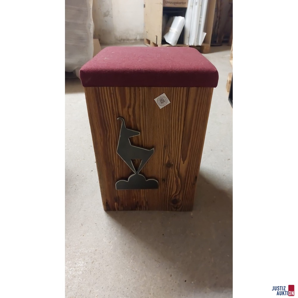 Holzhocker mit Stauraum und Kitzbühel Symbol