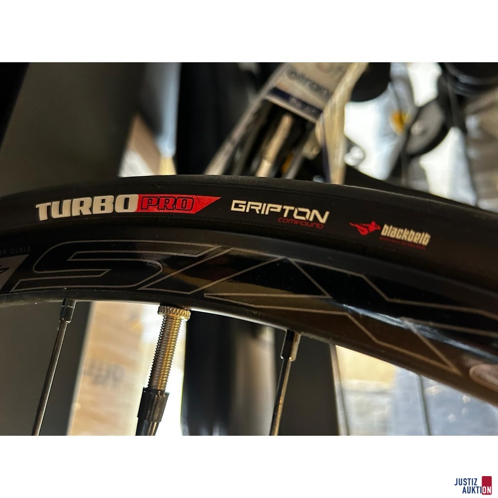 Rennrad Specialized mit Rollentrainer