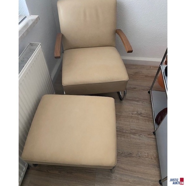 Sessel mit Hocker
