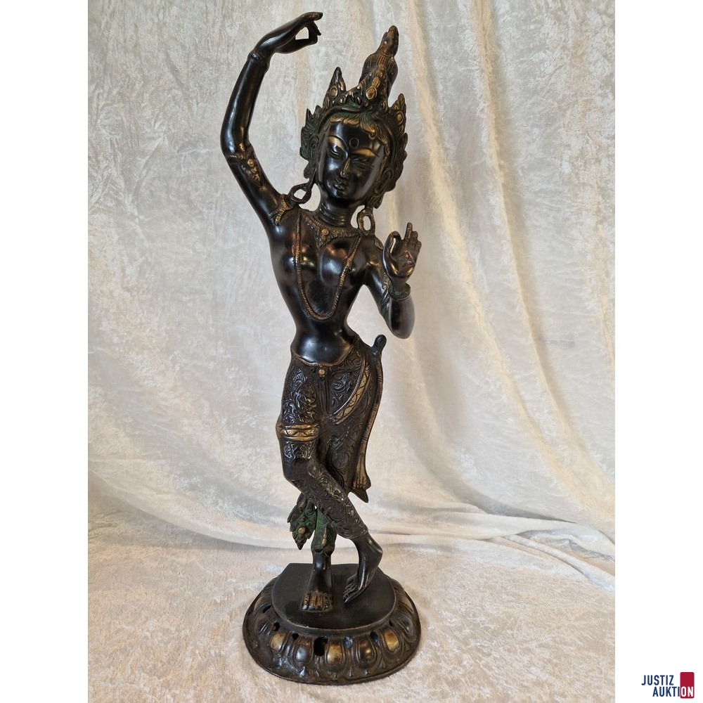 gro&szlig;e Statue vorn