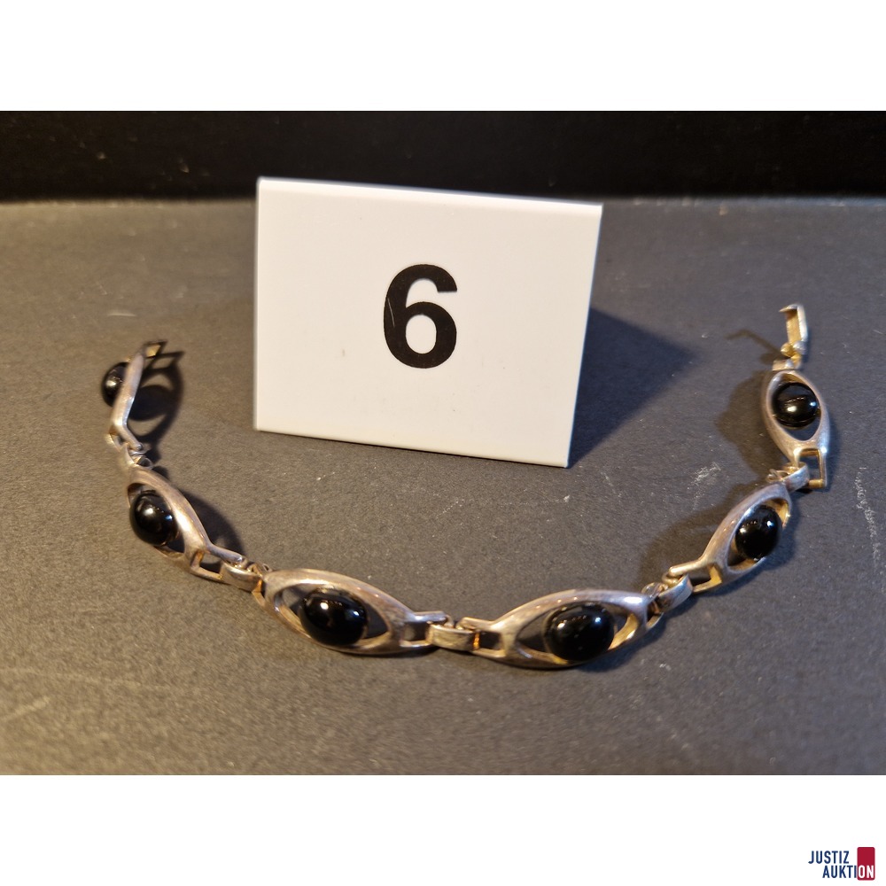 Armband mit Steinen
