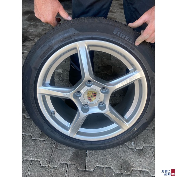 Pirelli mit Felge u. Bezeichnung