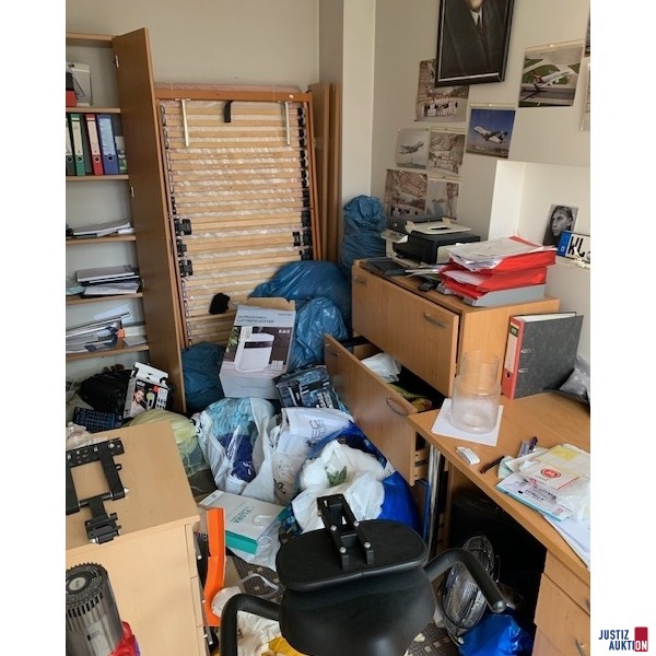 diverse Kleidung und Hausrat