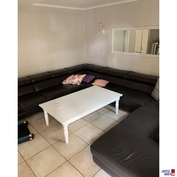 Sofa mit Couchtisch